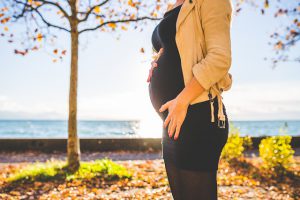 Wachsender Babybauch im zweiten Trimester.