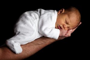 Vater mit Baby auf dem Arm