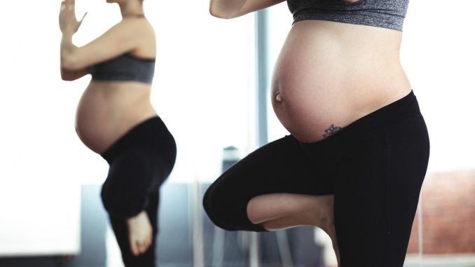 Schwangere Frauen beim Geburtsvorbereitungskurs.