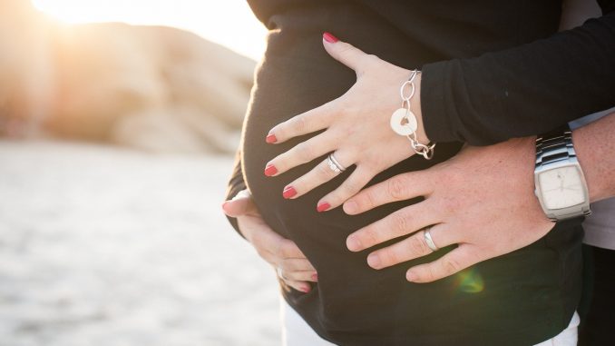 Mann und schwangere Frau im Babymoon