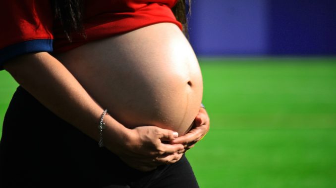 Baby mit Schluckauf während der Schwangerschaft