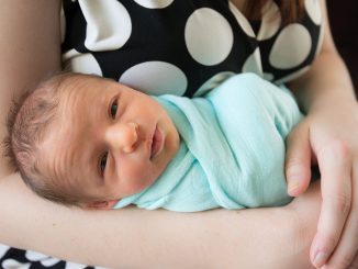 Baby kurz nach der Geburt mit Mutter