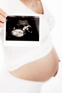 Mutter mit Ultraschallbild