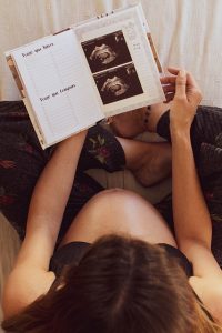 Foto, das während der Ultraschalluntersuchung vom Embryo gemacht wurde.