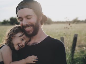 Vater und Tochter in der Natur