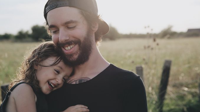 Vater und Tochter in der Natur