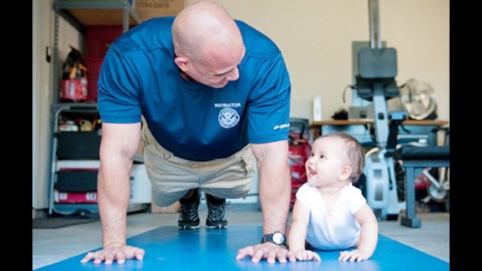 Väter und Kinder beim gemeinsamen Sport