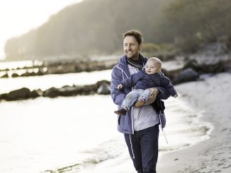 Vater und Kinde verbringen gemeinsame Zeit